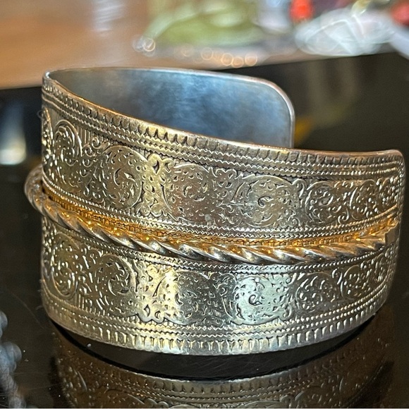 Gold Tone Embossed Cuff Bracelet Costume Women’s Jewelry - Picture 3 of 8